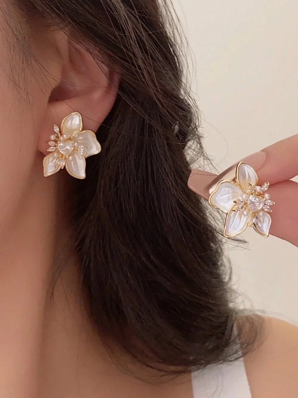 White Elegant Women's Crystal Flower Stud Earrings